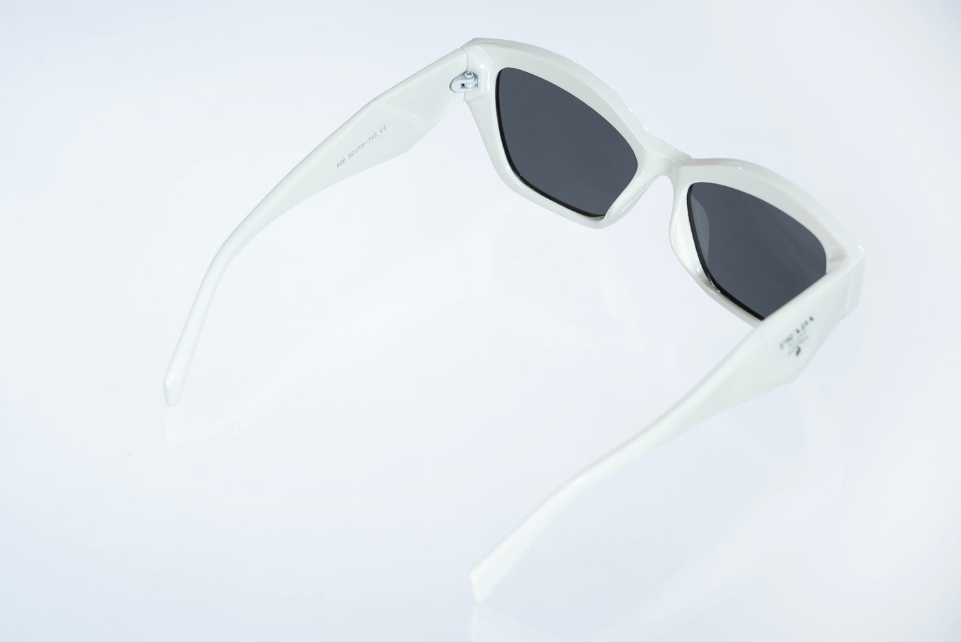 The Contemporary Geometric Sunglasses – Crystal white Edition VZ-069