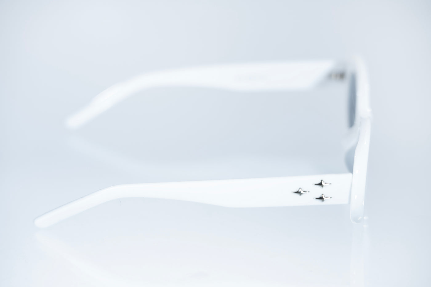 The Retro Oval Sunglasses – White &amp; Smoke Lens Edition VZ-037