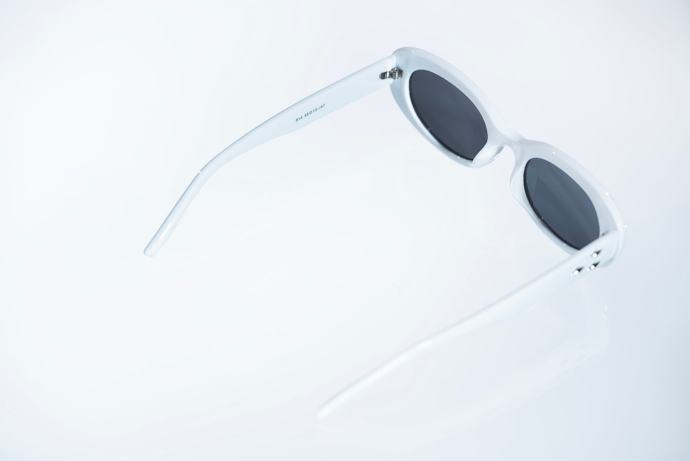The Retro Oval Sunglasses – White &amp; Smoke Lens Edition VZ-037
