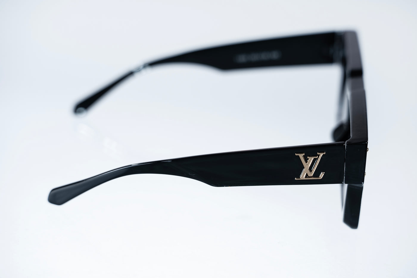 The Bold Shield Sunglasses – Black &amp; Gradient Smoke Edition  VZ-090